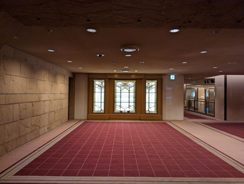 ステンドグラス ロビー